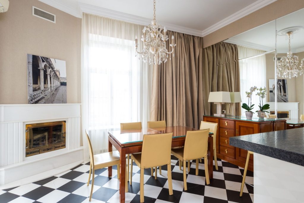 mirror placement idea for decorating small spaces